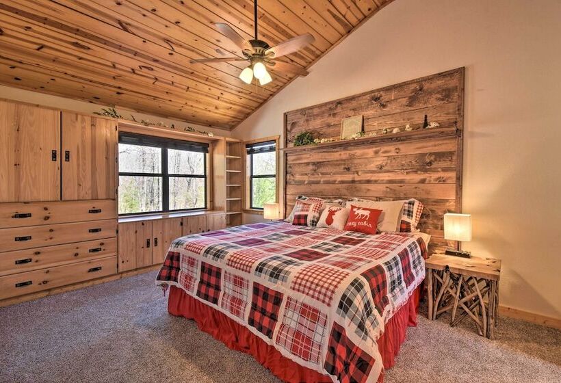 Spacious Cabin W/ Furnished Deck + Hot Tub!