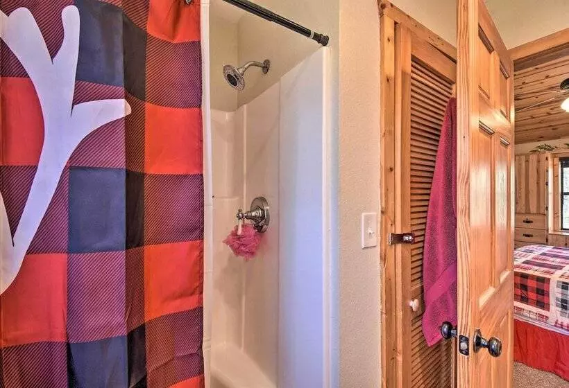 Spacious Cabin W/ Furnished Deck + Hot Tub!