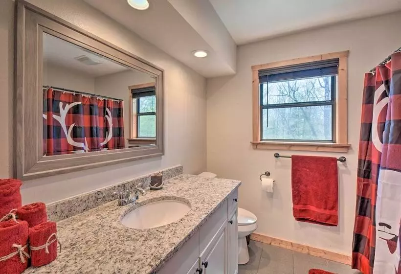 Spacious Cabin W/ Furnished Deck + Hot Tub!