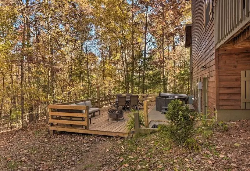 Spacious Cabin W/ Furnished Deck + Hot Tub!
