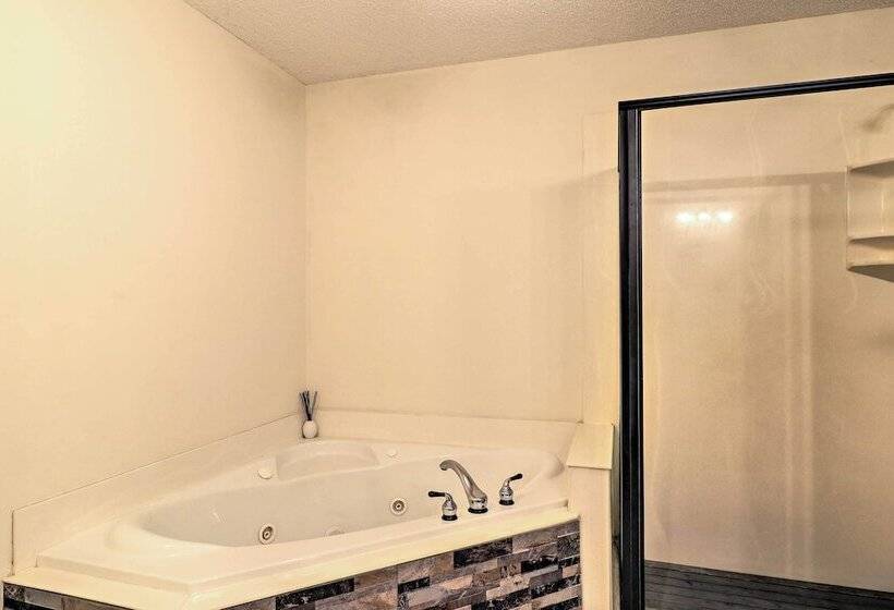 Spacious Stockbridge Manor: Pool Table, 2 Kitchens