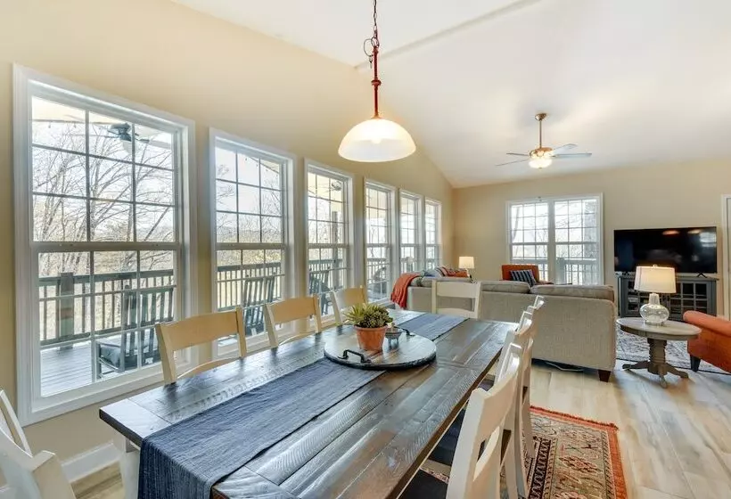 Stunning Rabun Gap Home W/ Deck & Mountain Views!