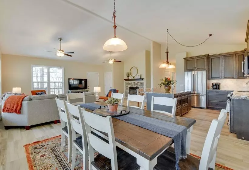 Stunning Rabun Gap Home W/ Deck & Mountain Views!