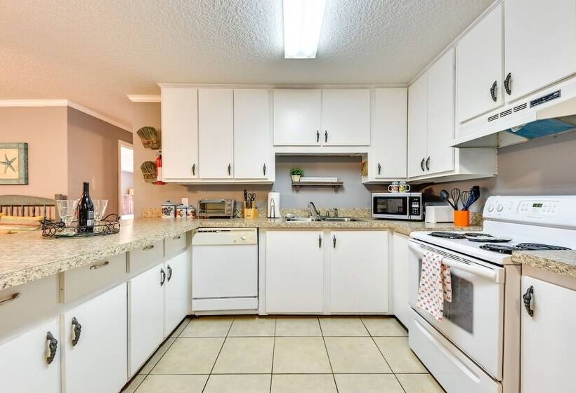 Stunning St Simons Island Home W/ Yard Near Beach!