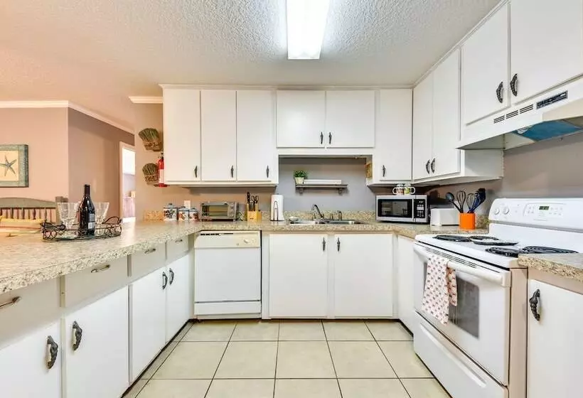 Stunning St Simons Island Home W/ Yard Near Beach!
