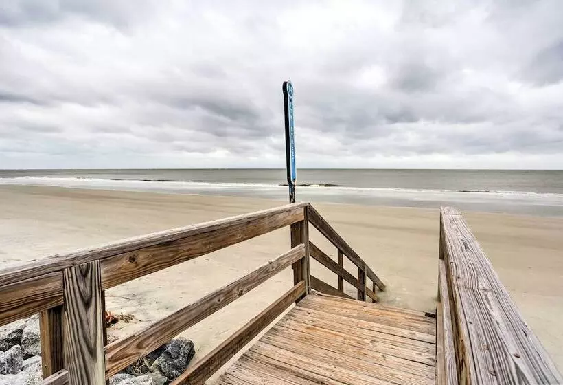 Stunning St Simons Island Home W/ Yard Near Beach!