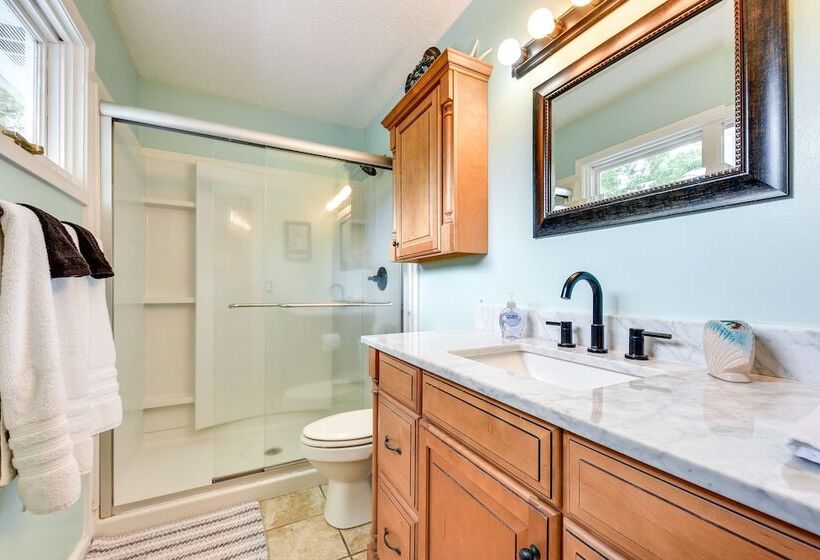 Stunning St Simons Island Home W/ Yard Near Beach!