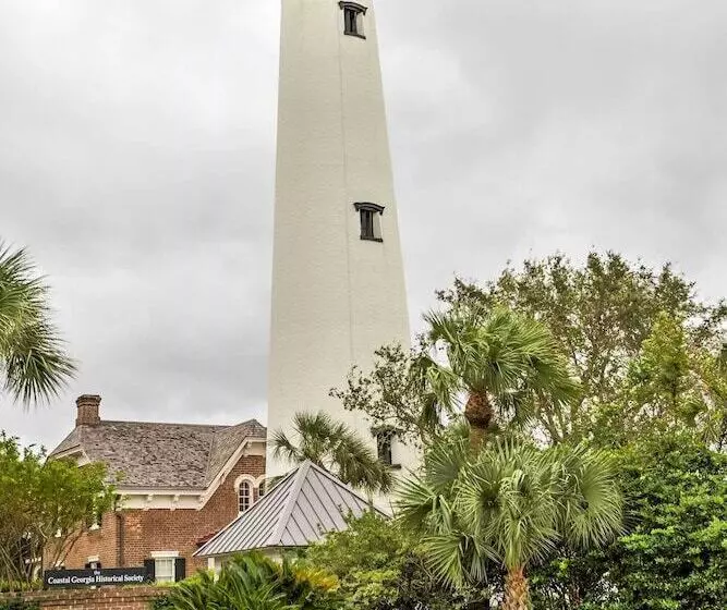 Stunning St Simons Island Home W/ Yard Near Beach!