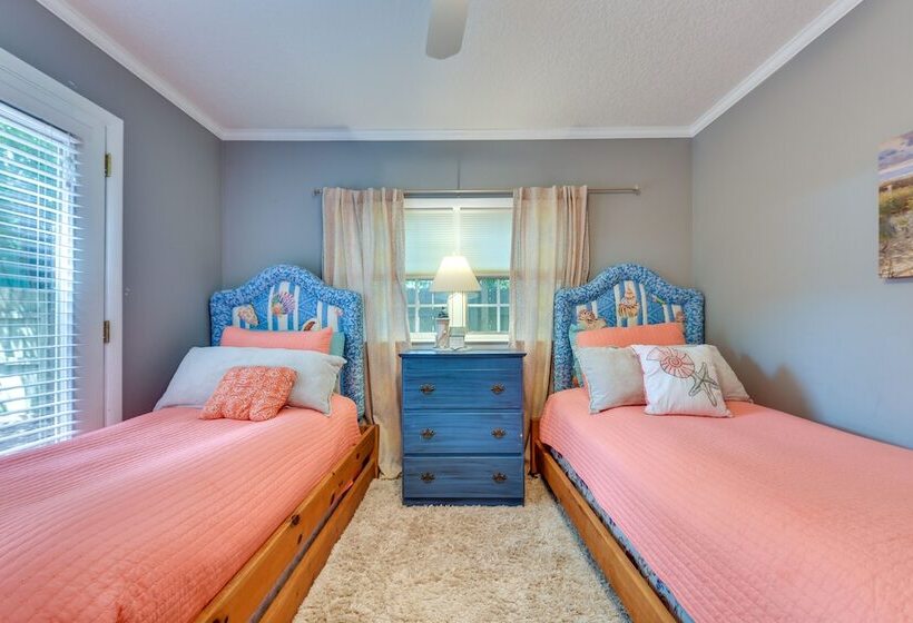 Stunning St Simons Island Home W/ Yard Near Beach!