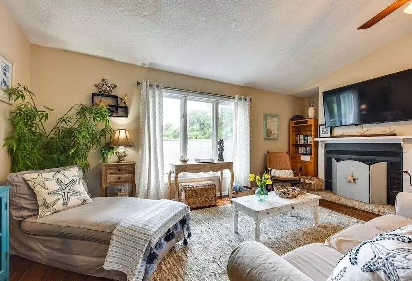 Stunning St Simons Island Home W/ Yard Near Beach!