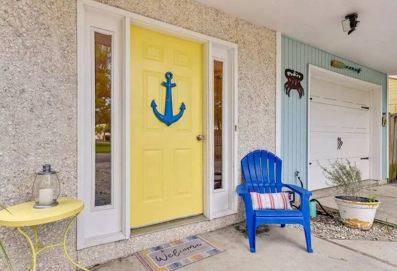 Stunning St Simons Island Home W/ Yard Near Beach!