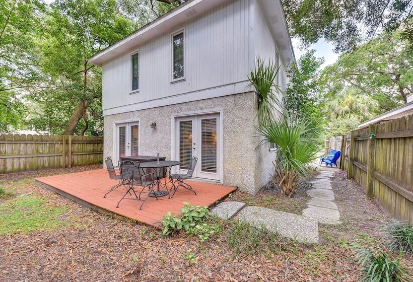 Stunning St Simons Island Home W/ Yard Near Beach!