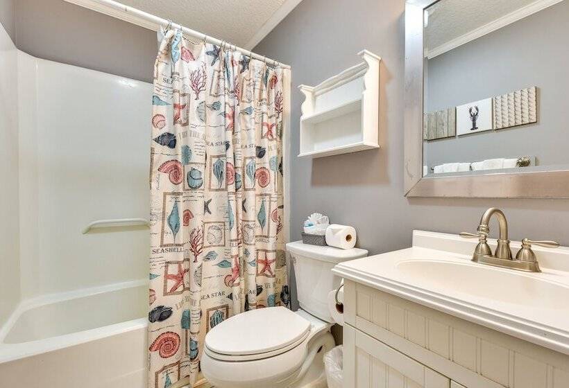 Stunning St Simons Island Home W/ Yard Near Beach!