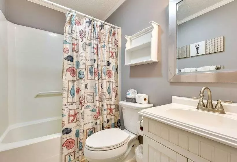 Stunning St Simons Island Home W/ Yard Near Beach!