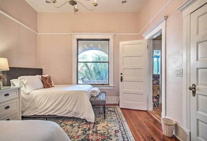 Stunning Tucson Retreat In Armory Park!