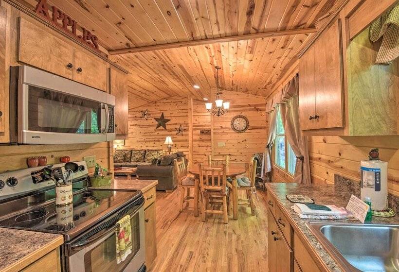 The Apple Dumpling Cabin: Pool Table, Grill