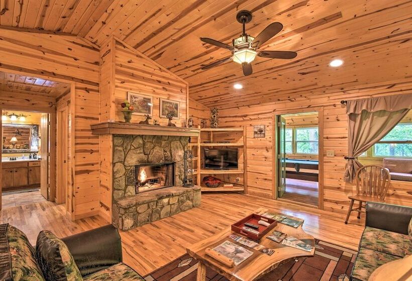 The Apple Dumpling Cabin: Pool Table, Grill