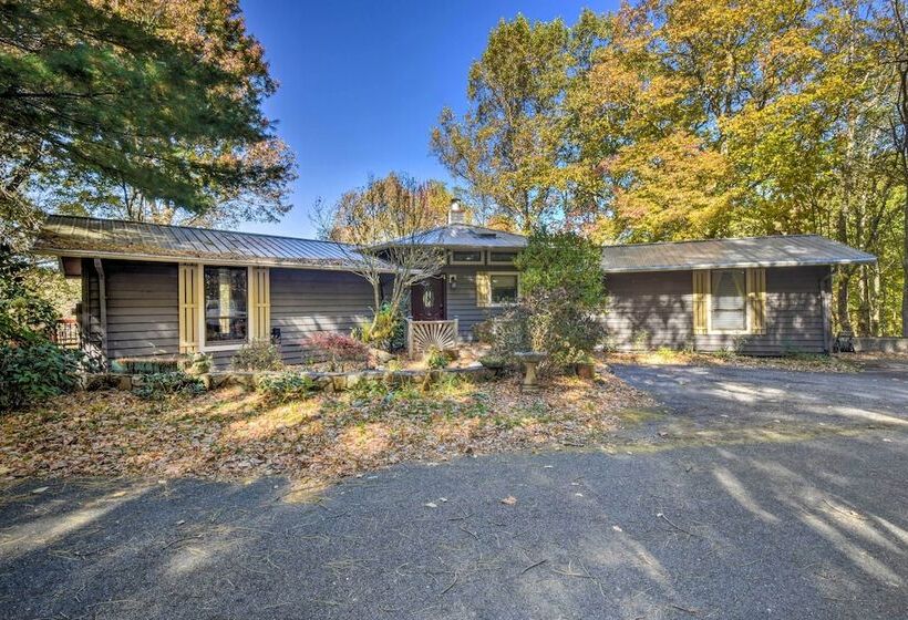 Tree Top Cabin W/ Game Room & Mountain Views!