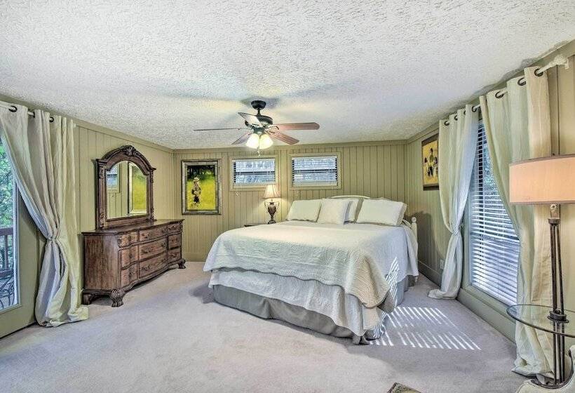 Tree Top Cabin W/ Game Room & Mountain Views!