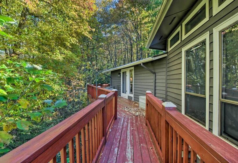 Tree Top Cabin W/ Game Room & Mountain Views!