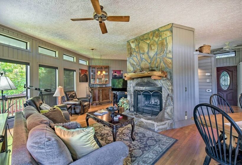 Tree Top Cabin W/ Game Room & Mountain Views!