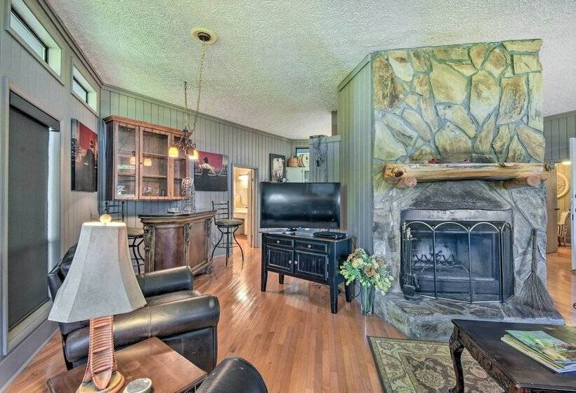 Tree Top Cabin W/ Game Room & Mountain Views!