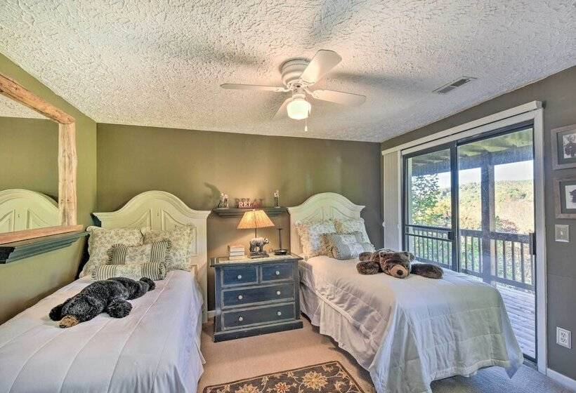 Tree Top Cabin W/ Game Room & Mountain Views!