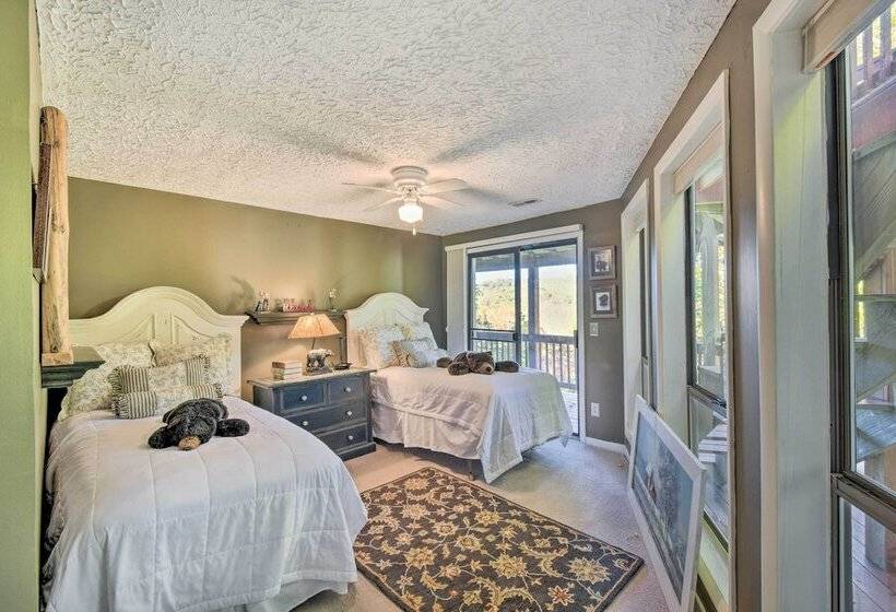 Tree Top Cabin W/ Game Room & Mountain Views!