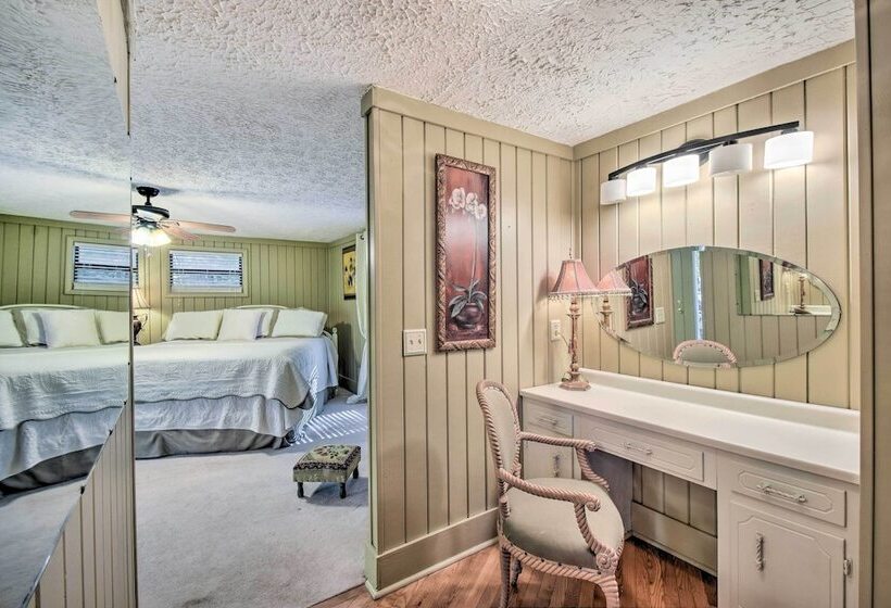 Tree Top Cabin W/ Game Room & Mountain Views!