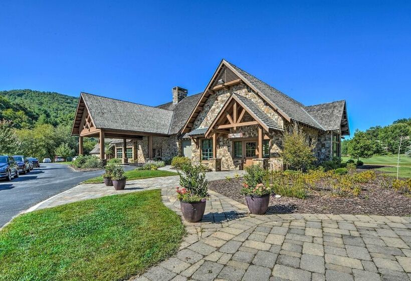 Tree Top Cabin W/ Game Room & Mountain Views!