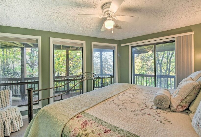 Tree Top Cabin W/ Game Room & Mountain Views!