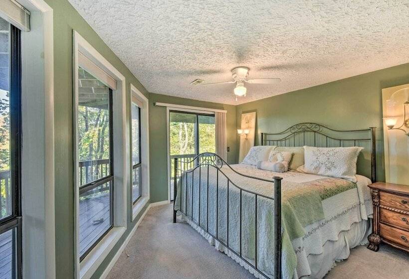 Tree Top Cabin W/ Game Room & Mountain Views!