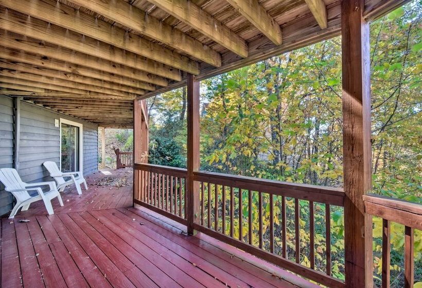 Tree Top Cabin W/ Game Room & Mountain Views!