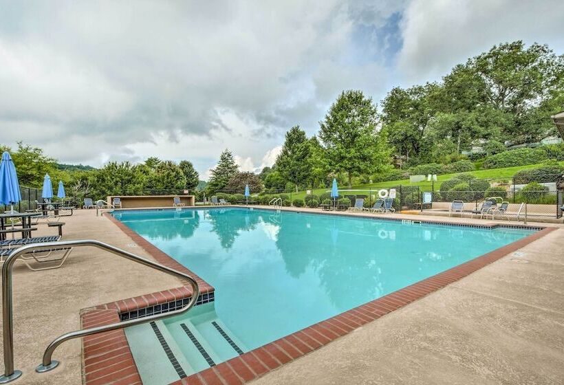 Tree Top Cabin W/ Game Room & Mountain Views!