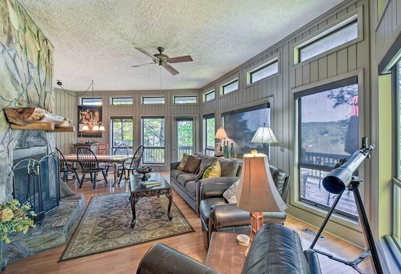 Tree Top Cabin W/ Game Room & Mountain Views!