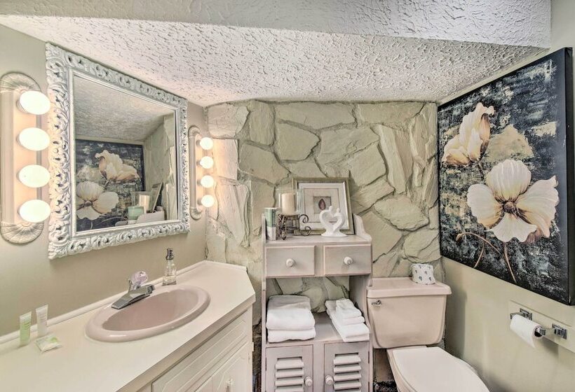 Tree Top Cabin W/ Game Room & Mountain Views!