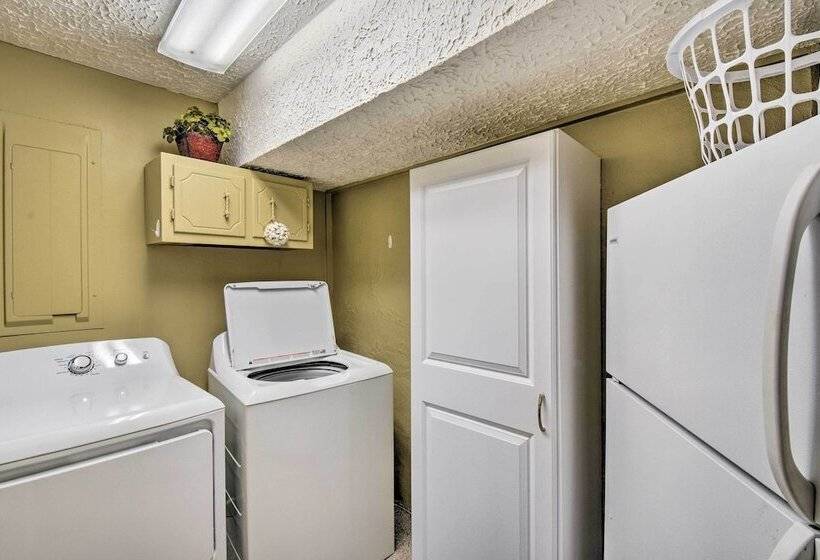 Tree Top Cabin W/ Game Room & Mountain Views!