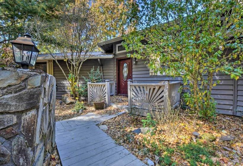 Tree Top Cabin W/ Game Room & Mountain Views!