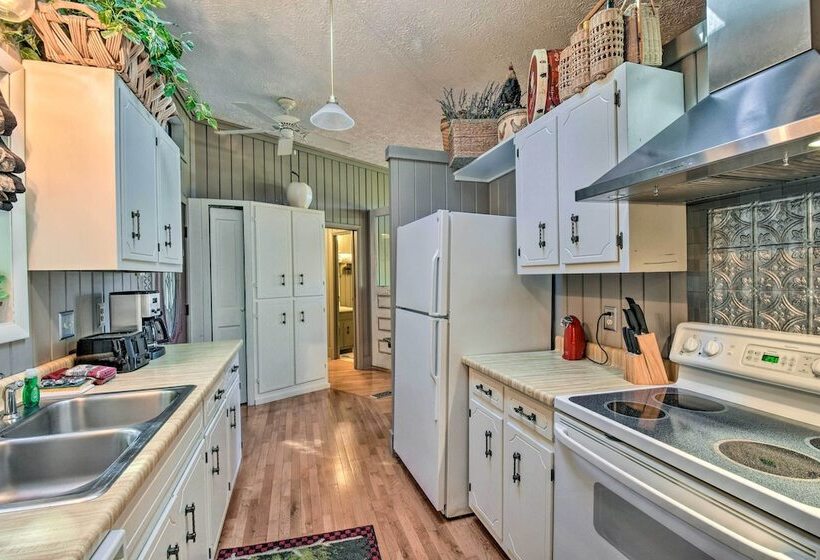 Tree Top Cabin W/ Game Room & Mountain Views!