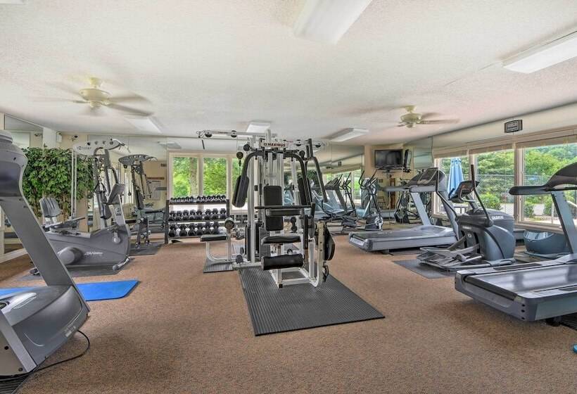 Tree Top Cabin W/ Game Room & Mountain Views!