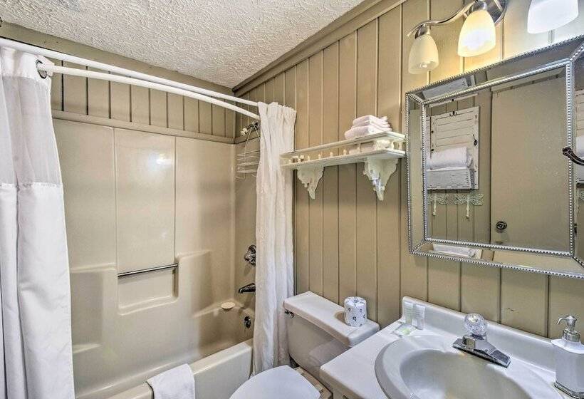 Tree Top Cabin W/ Game Room & Mountain Views!