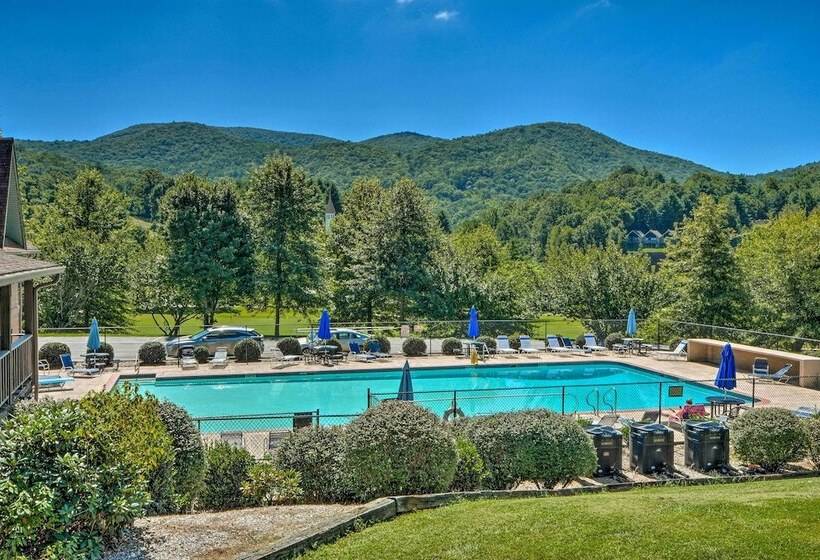 Tree Top Cabin W/ Game Room & Mountain Views!