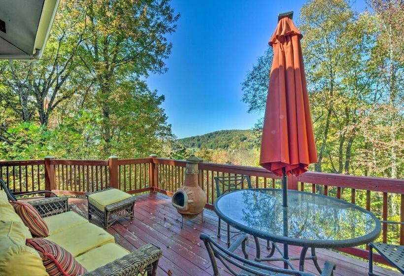 Tree Top Cabin W/ Game Room & Mountain Views!