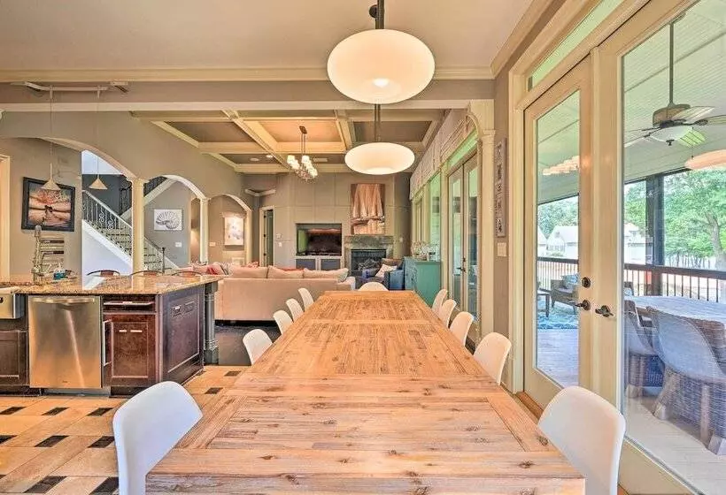 Upscale Family Home W/ Dock On Lake Hartwell!