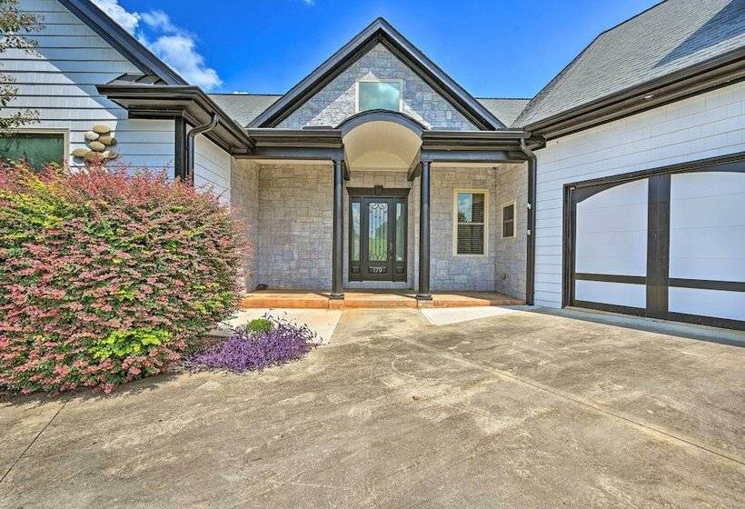 Upscale Family Home W/ Dock On Lake Hartwell!