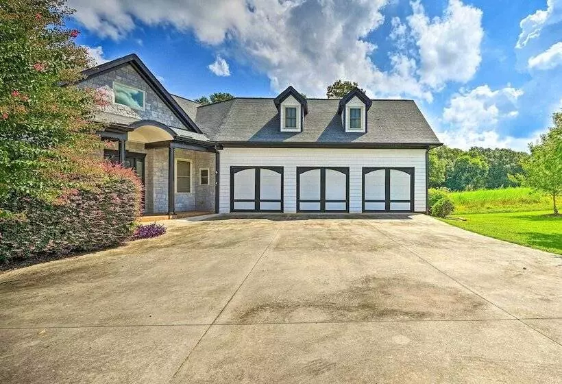 Upscale Family Home W/ Dock On Lake Hartwell!