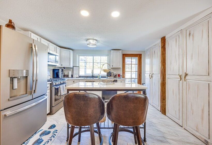 Vintage Larkspur Farmhouse W/ Yard & Gas Grill!