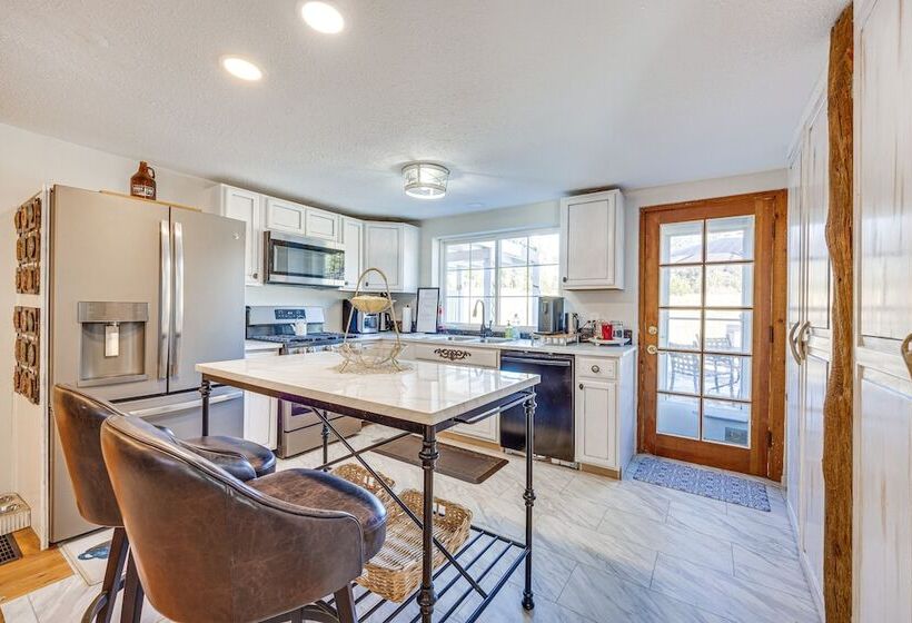 Vintage Larkspur Farmhouse W/ Yard & Gas Grill!