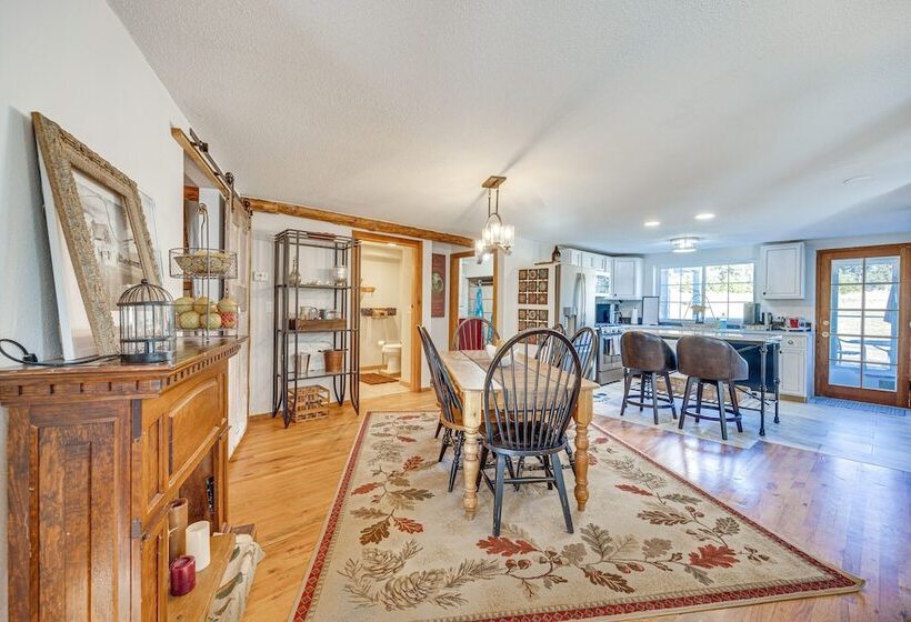 Vintage Larkspur Farmhouse W/ Yard & Gas Grill!