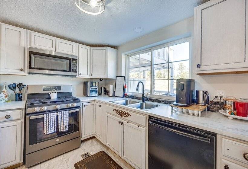 Vintage Larkspur Farmhouse W/ Yard & Gas Grill!